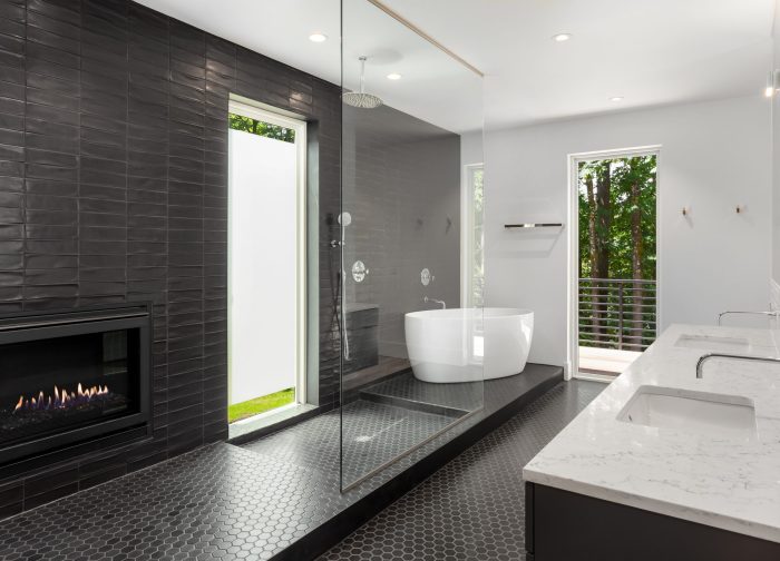 Bathroom,In,Luxury,Home,With,Large,Walk-in,Shower,,Double,Vanity,