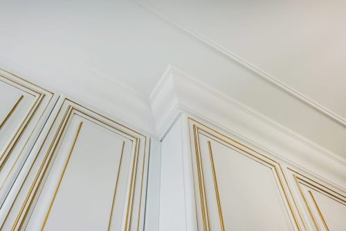 Corner,Of,Ceiling,And,Walls,With,Intricate,Crown,Moulding.,Interior